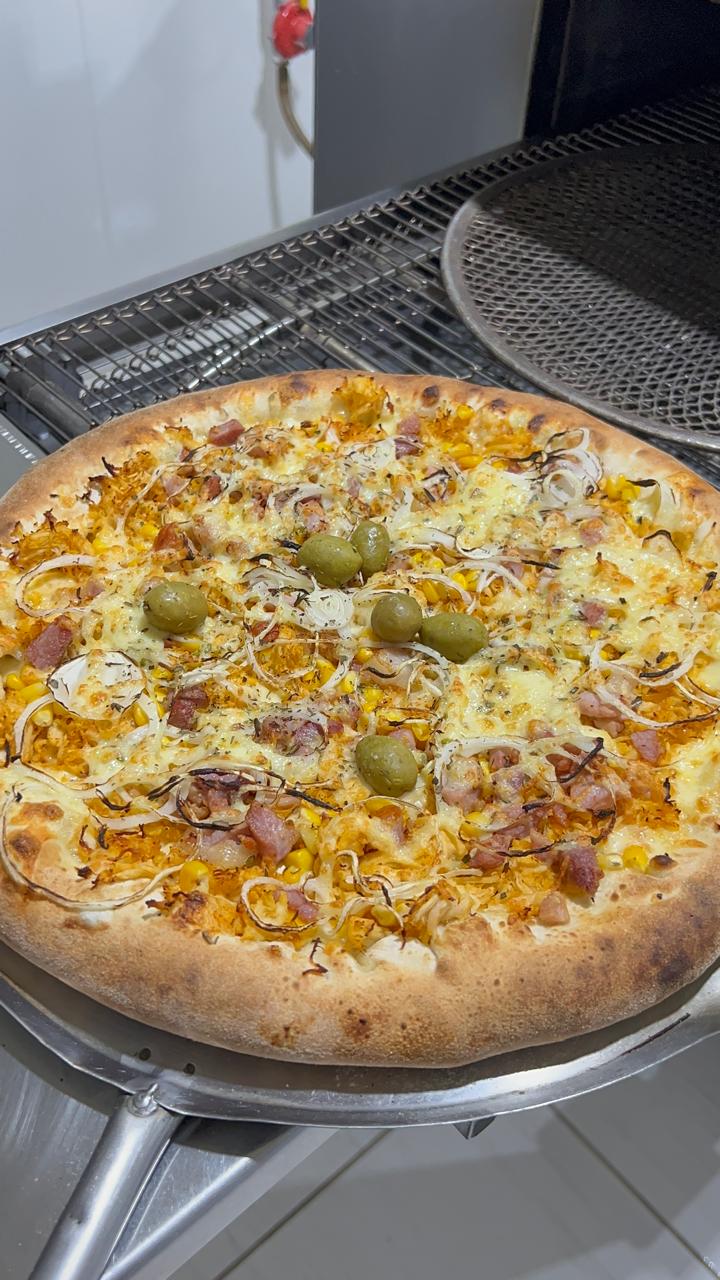 Pizza artesanal preparada pela família Casa de la Pizza